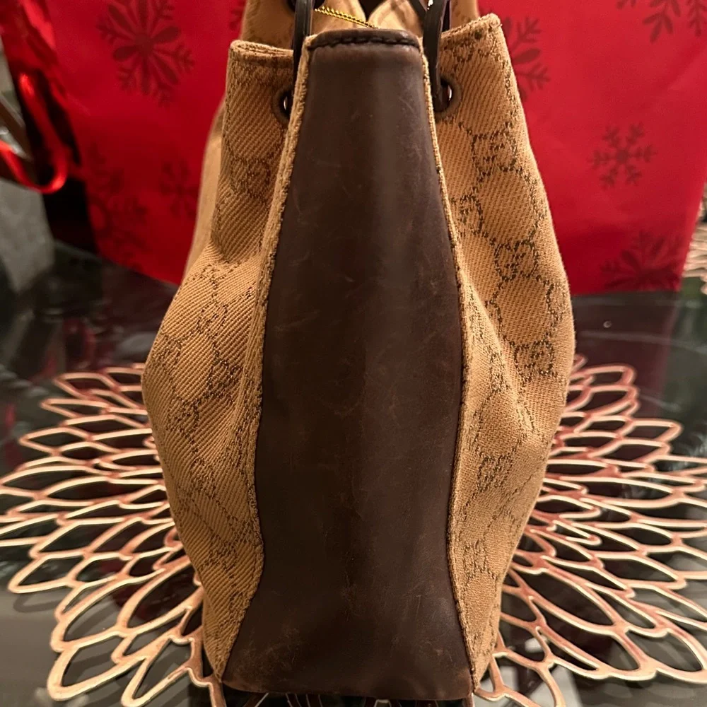 Gucci Signature Tan and Brown Messenger Bag - Picture 11 of 15